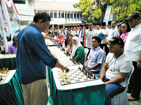 100 Orang Mengikuti Turnamen Catur Melawan Grand Master Internasional 