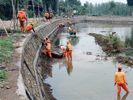  Personel gabungan Bersihkan Waduk Cilangkap