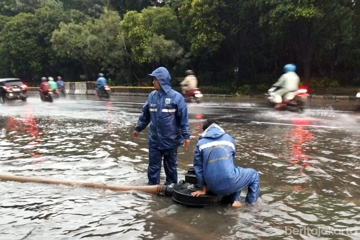 penanganan genangan di Jalan DI Panjaita, Jakarta Timur, Kamis (29/1)
