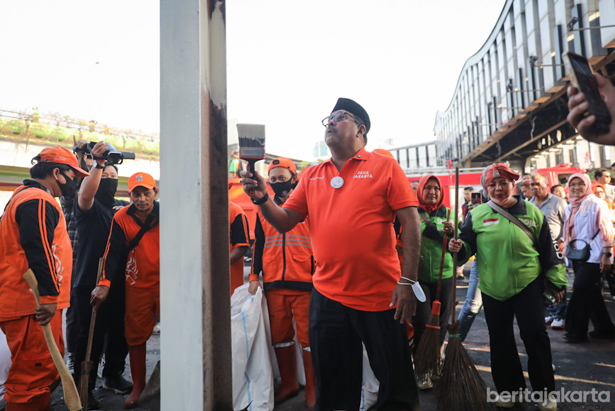 Wakil Gubernur DKI Jakarta, Rano Karno memimpin aksi Gotong Royong