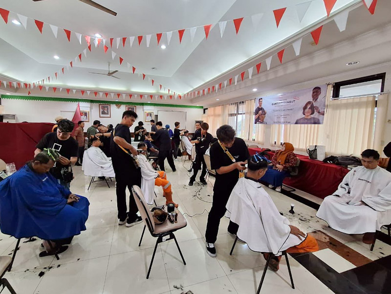  100 PPSU Kelurahan Pejaten Timur Ikuti Cukur Rambut Gratis 