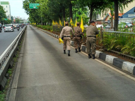 96 Bendera Ormas di Senen Ditertibkan