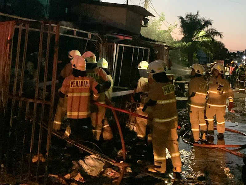 https://multimedia.beritajakarta.id/photo/2014_508c75c8507a2ae5223dfd2faeb98122/Kebakaran Kios dan Lapak Berhasil Dipadamkan