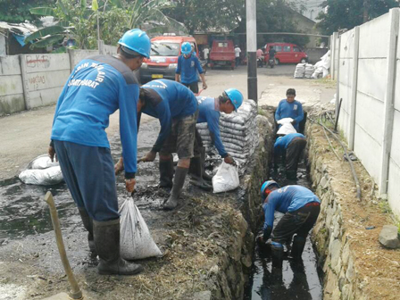        Saluran di Jalan H Saaba di Kuras, 1000 Karung Berhasil di Angkut