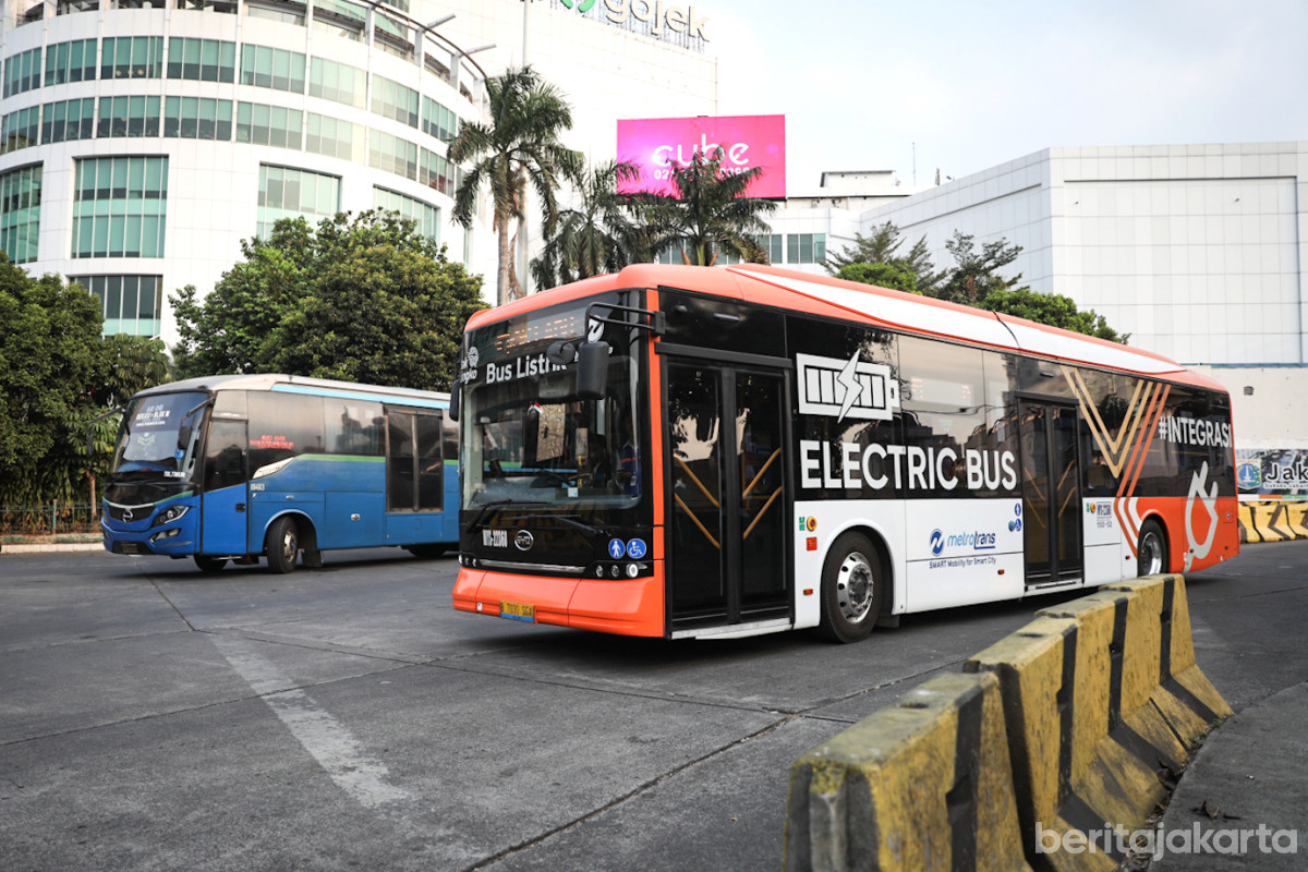 Armada bus listrik Transjakarta melintas di Terminal Blok M, Kebayoran Baru