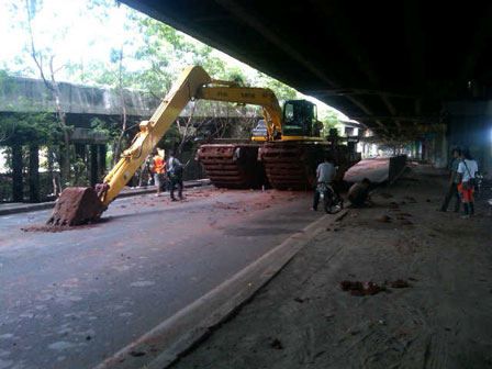 Excavator Dinas PU Macetkan Kawasan Ancol