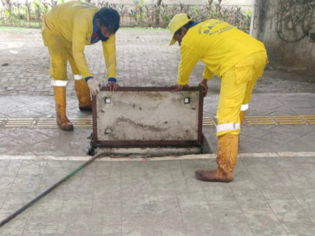 Bina Marga Cempaka Putih Bersihkan Tali Air di Jalan Ahmad Yani 