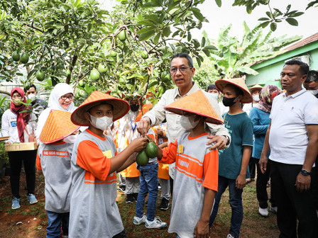 Pj Gubernur Heru Hadiri Wisata Agro Edukasi Bersama Anak Panti Asuhan