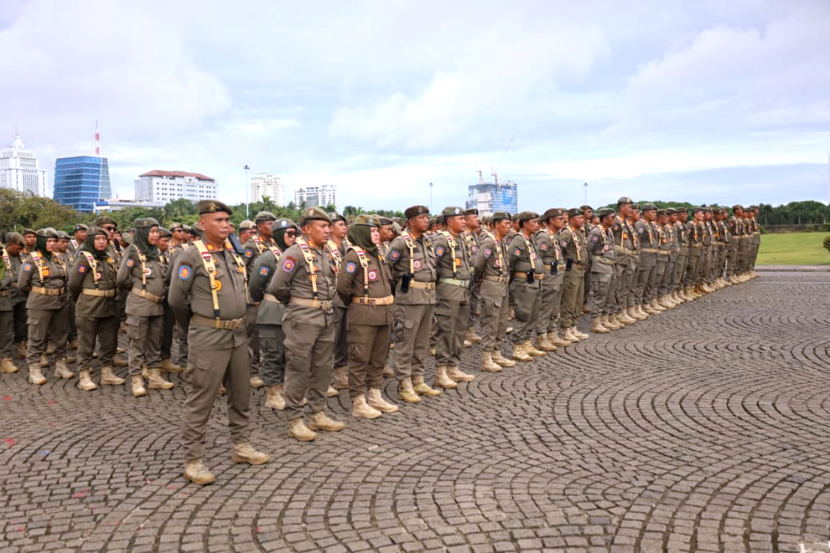 Petugas Satpol PP DKI mengikuti Apel Kesiapan Pengamanan Nataru di Monas