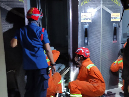 Gulkarmat Jaktim Evakuasi Lima Orang Terjebak di Lift 
