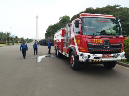  Delapan Mobil Damkar Siaga di Gedung DPR RI dan Monas 