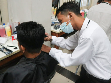  20 Peserta Ikuti Pelatihan Pangkas Rambut di PPKD Jakbar 