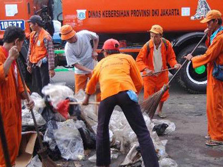 1.150 Petugas Siap Bersihkan Sampah Tahun Baru