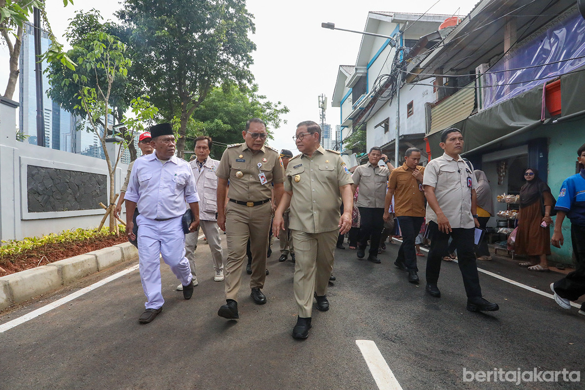 Pramono meninjau hasil perbaikan jalan di RW 06, Karet Tengsin, Jakarta Pusat, Senin (29/12)