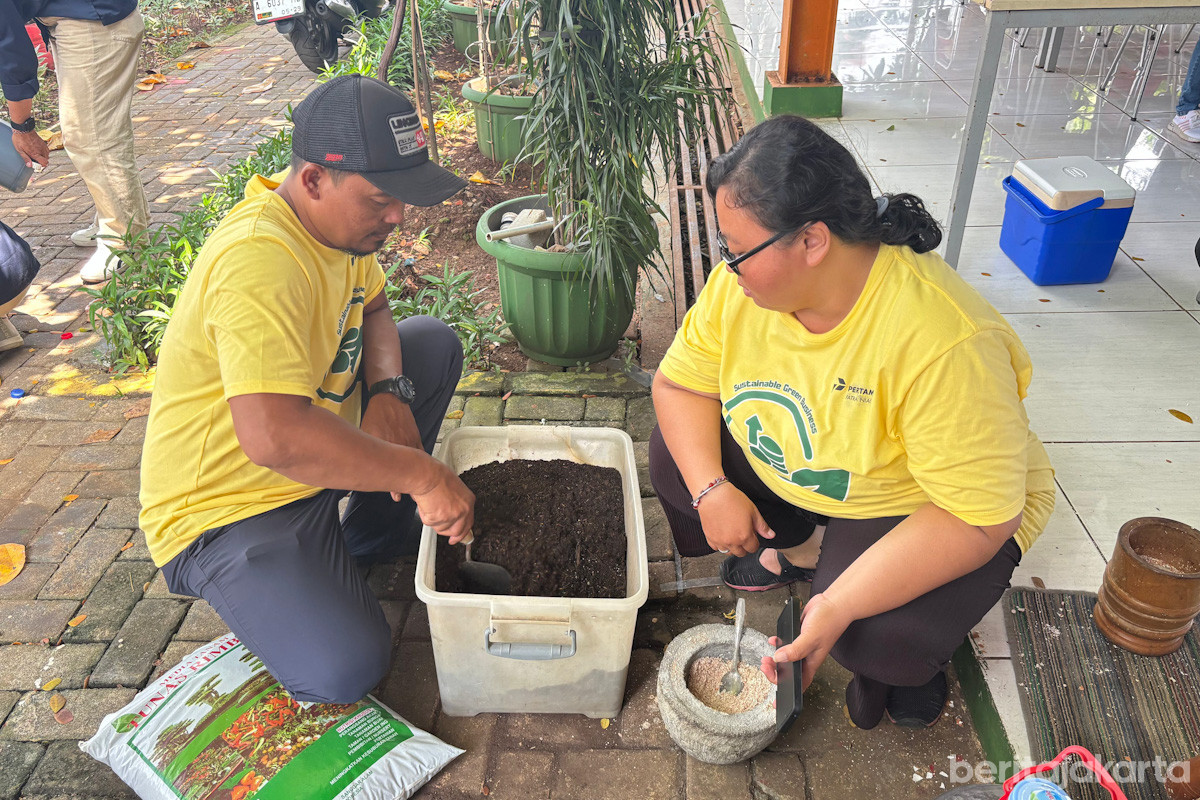 Peserta pelatihan pengelolaan sampah cangkang telur