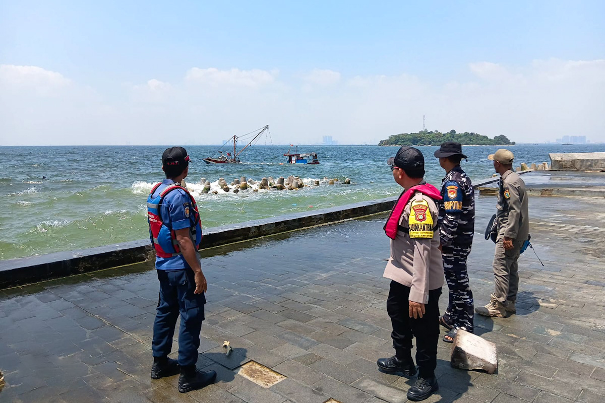 Proses evakuasi Kapal Barang KM Bintang Muara Sejati 20