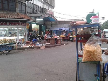 Jalan Kebayoran Lama Marak PKL dan Angkutan Mangkal