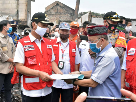  Wali Kota Jakbar Berikan Bantuan Penanganan Darurat kepada Korban Kebakaran 