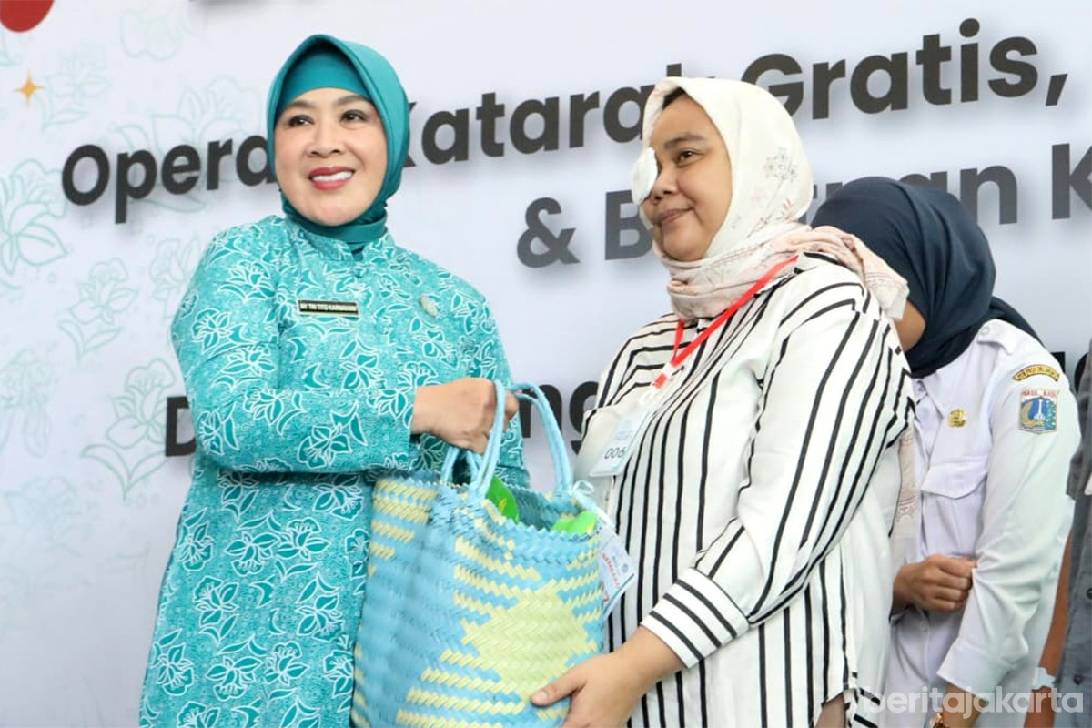 Ketua TP PKK DKI Jakarta, Hani Pramono Anung menyapa warga yang akan periksa kesehatan