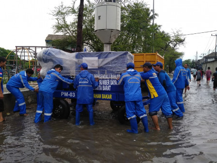 90 Petugas di Kerahkan Atasi Genangan di Jalan Benda Raya