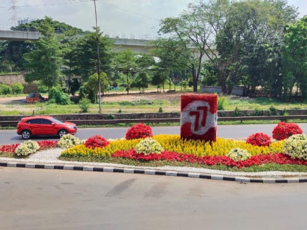  Sudin Pertamanan Jaktim Gelar Bunga di Jl Halim Perdana Kusuma