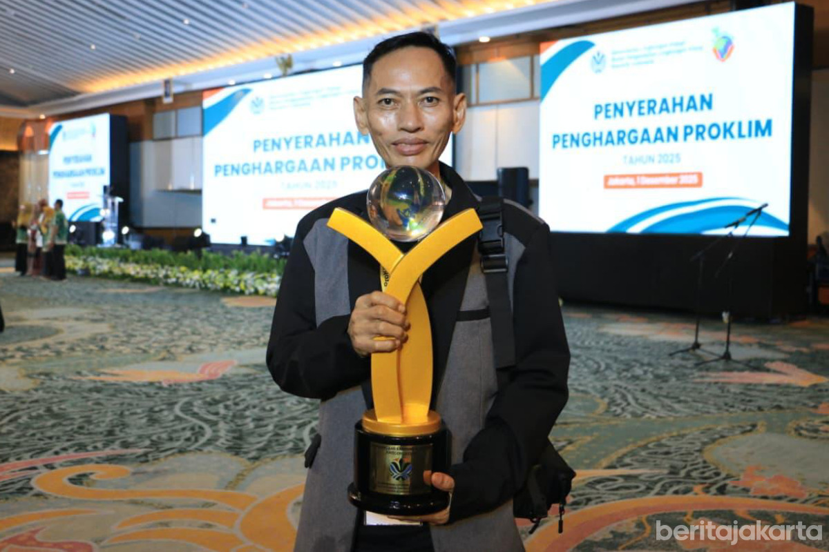 Ketua RW 01 Sunter Jaya, Agus Setiawan memegang Penghargaan ProKlim 2025 Lestari dari Kementerian LH