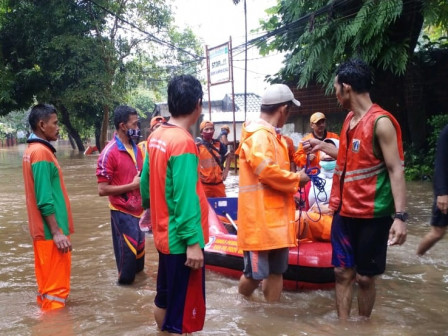 Ratusan Personil Dikerahkan Bantu Warga Dampak Banjir di Kemang