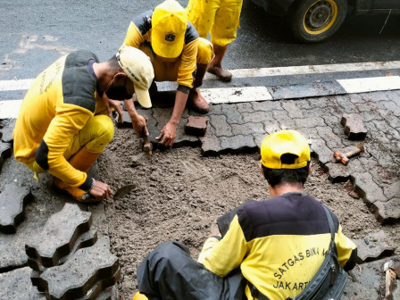 Sudin Bina Marga Jaksel Perbaiki Trotoar dan Tali Air di Jalan Raya Kalibata 