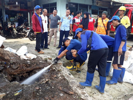 20 Petugas Gabungan Bersihkan Gorong-gorong Jl Angkasa