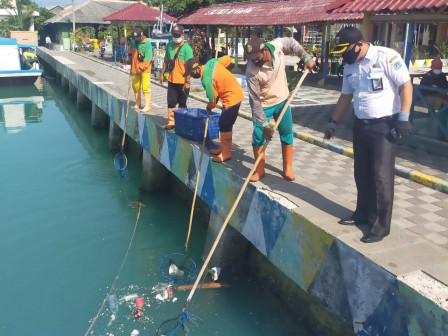 Dua Meter Kubik Sampah Dibersihkan dari Pulau Kelapa 