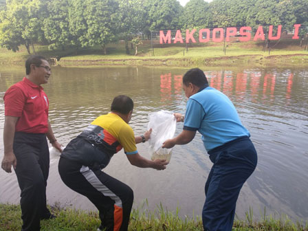 100 Ribu Benih Ikan Ditebar di Setu Makoopsau Halim Perdana Kusuma 