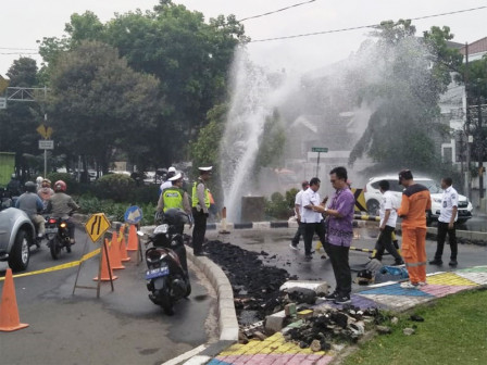 Pipa Air Bersih Bocor Tertabrak Mobil di Kembangan