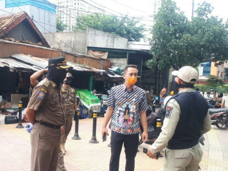 Satpol PP Jaksel Ajak PKL di Kebayoran Lama Cegah Corona