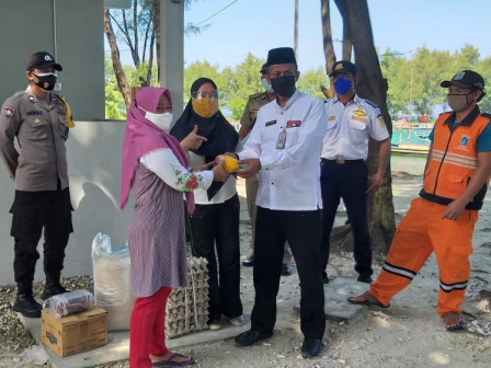 Warga Terpapar Covid-19 di Pulau Payung Mendapatkan Bantuan Sembako