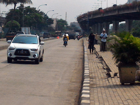 Pedestrian Jalan RE Martadinata Rusak