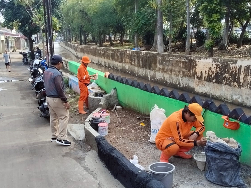  Petugas PPSU Kelurahan Tengah menata kawasan unggulan di Jalan Rahayu