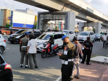 Petugas Gabungan Gelar Operasi Tertib Masker di Kelapa Gading