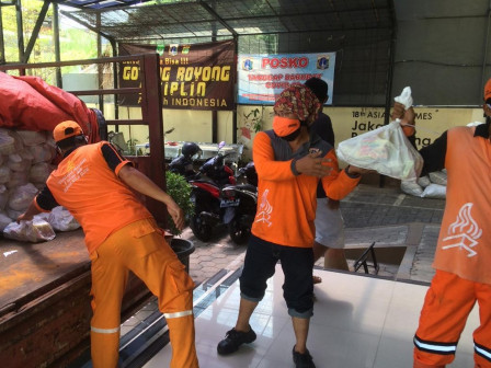 Lurah Petojo Selatan Apresiasi Bantuan Paket Sembako dari Donatur