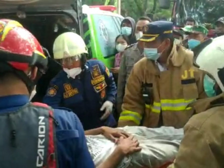 Petugas SDA Lakukan Peningkatan Saluran di Jalan Griya Lestari