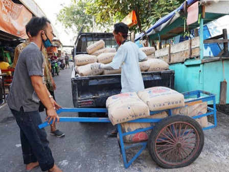  Sarana Jaya Beri Bantuan Bahan Bangunan untuk Warga RW 05 Ancol