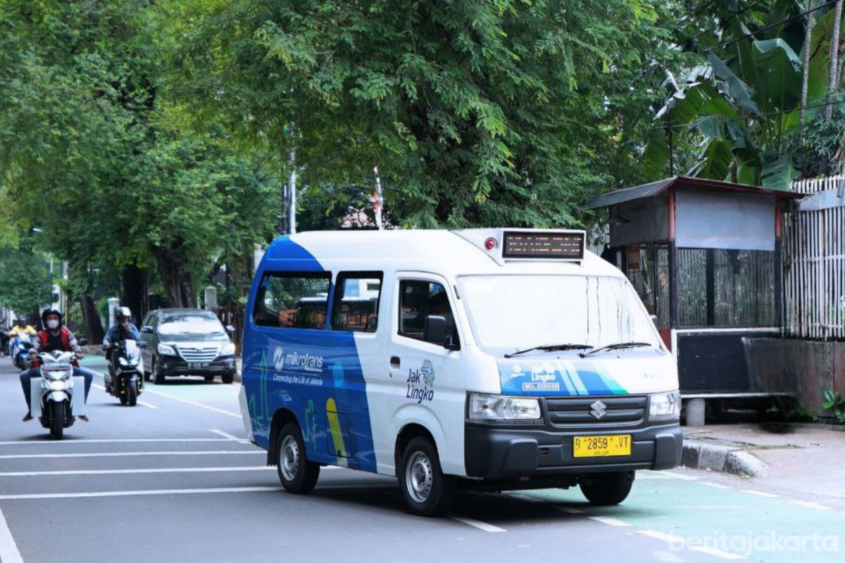 Mikrotrans Jaklingko sedang melintas di Jalan