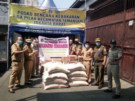  Pegawai Kecamatan Cengkareng Salurkan Bantuan Ke Kelurahan Keagungan 