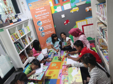  Puluhan Anak-anak Ikuti Tantangan Baca Jakarta Di RPTRA Kebon Sirih