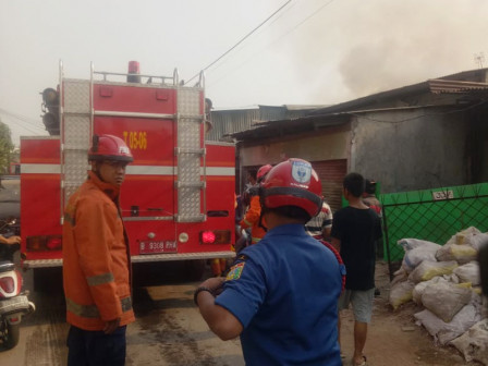 50 Petugas Pemadam Atasi Kebakaran di Kampung Sumur