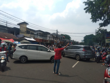 Petugas Satpel Perhubungan Tanah Abang Bantu Pengaturan Lalin di Petamburan 
