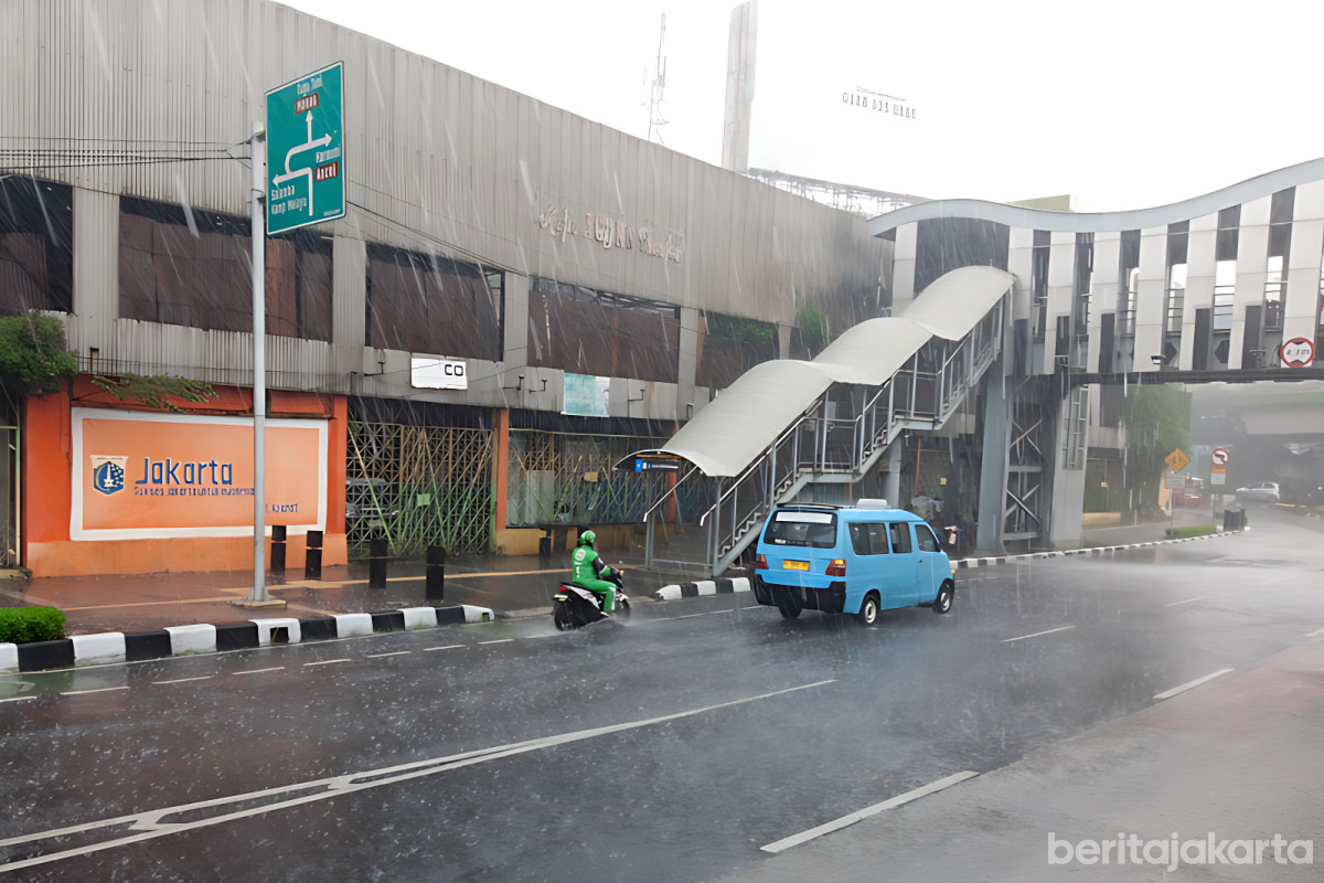 Sejumlah kendaraan melintas ketika hujan di kawasan Pasar Senen