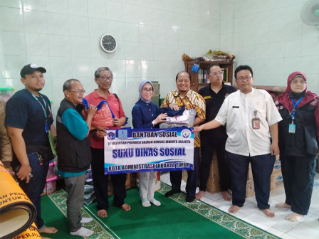  Sudinsos dan BPBD Jaktim Berikan Bantuan Penyintas Kebakaran Cipinang