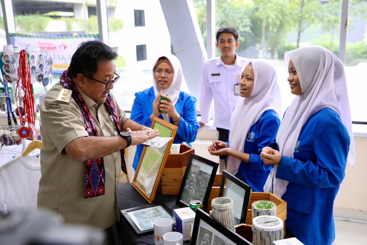 Rano Karno sedang berbincang dengan salah satu peserta pameran di Ruang Gerai Produk SMK