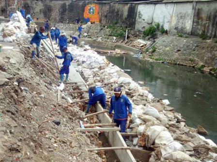  Pengerjaan Turap di Kali Sentiong Kelurahan Paseban Mencapai 30 Persen