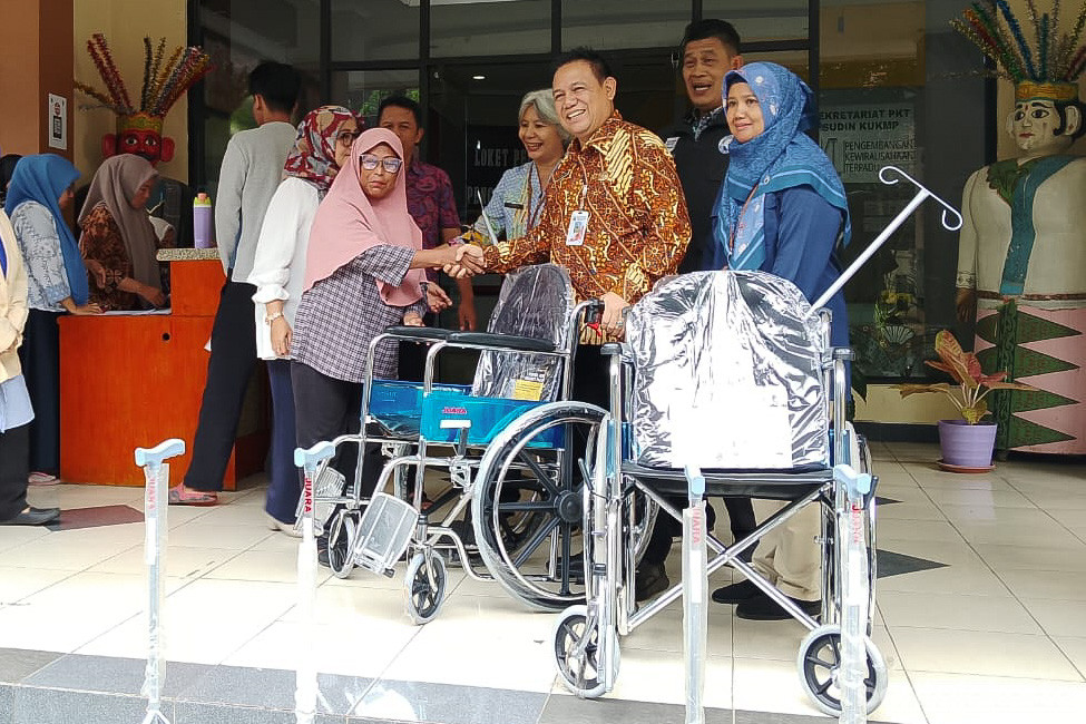 Camat Matraman, Muhammad Husnul Fauji serahkan bantuan kursi roda